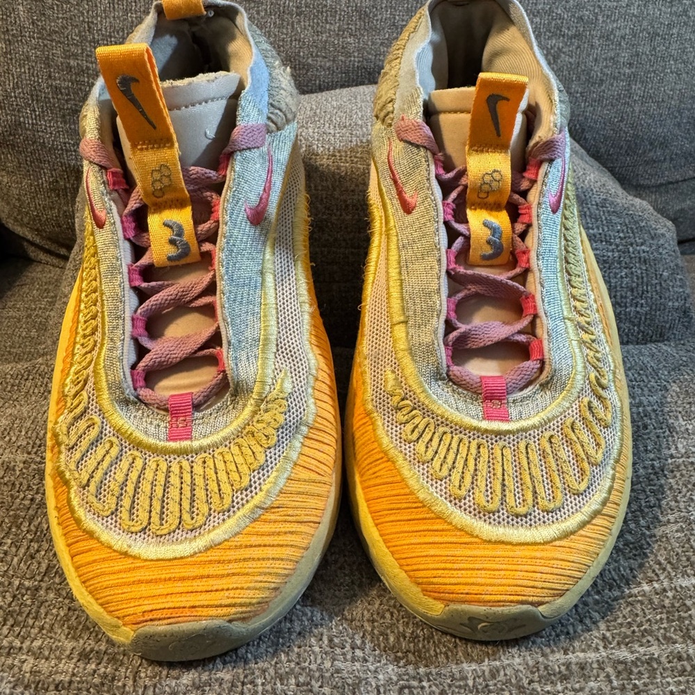 Nike Cosmic Unity 3 Pale Vanilla Yellow and Gray Sneakers size 8 - Picture 3 of 9